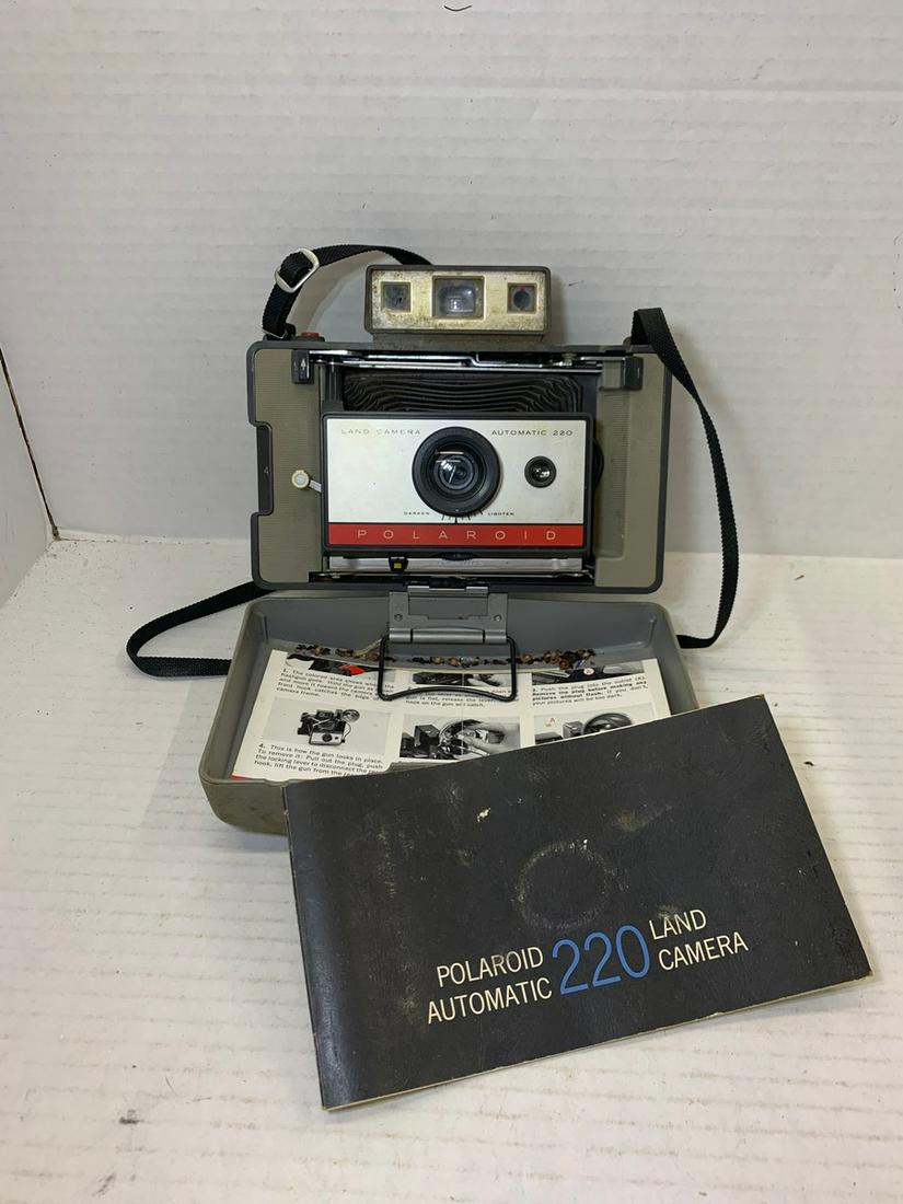 Vintage Poaroid Automatic 220 land camera (1 of 1)
