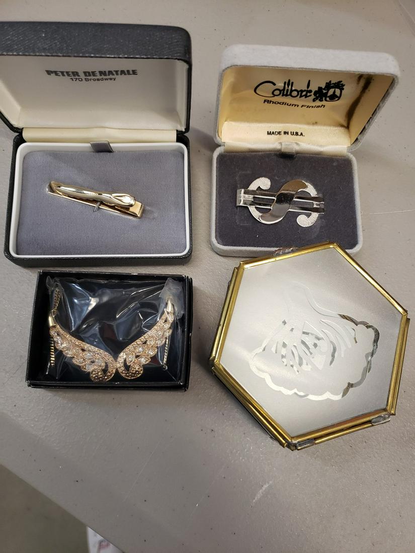 lot of vintage jewelry and jewelry box: lot of vintage jewelry and jewelry box
