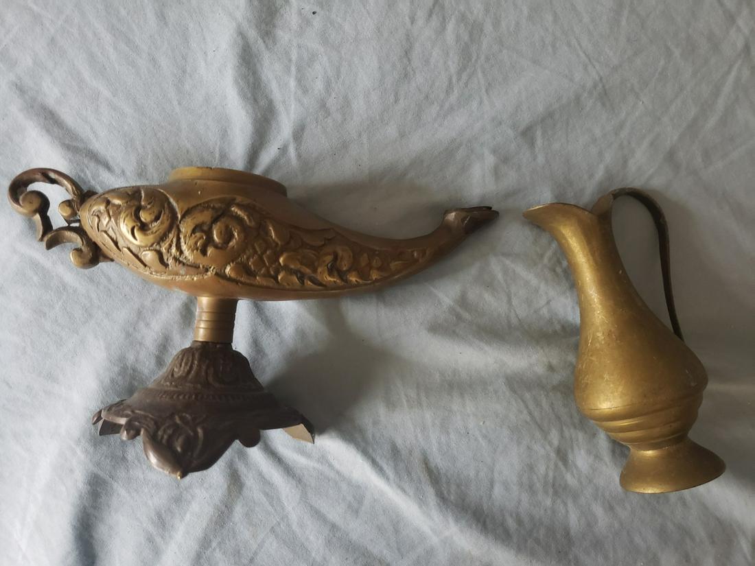 Vintage brass genie lamp and teapot: Vintage brass genie lamp and teapot
