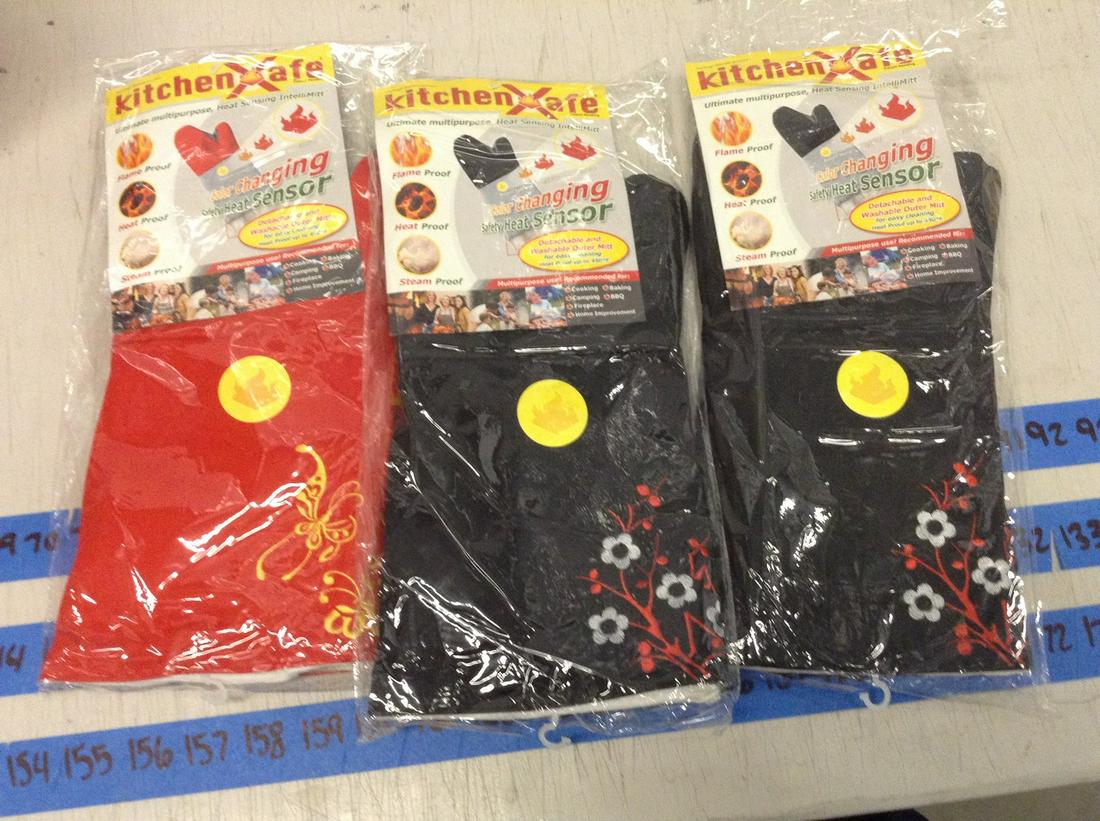 lot of three kitchen cafe oven mitts new: lot of three kitchen cafe oven mitts new