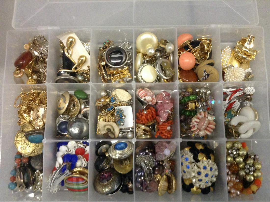 bakelite earrings, early 1900s and other types of: bakelite earrings, early 1900s and other types of early jewelry