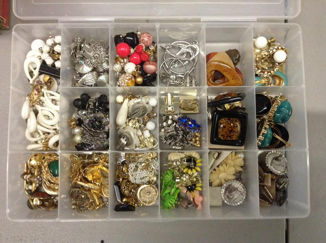large amount of stoned earrings, gold tone and more: large amount of stoned earrings, gold tone and more
