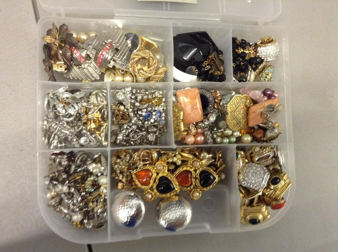 large amount of vintage jewelry (1 of 1)