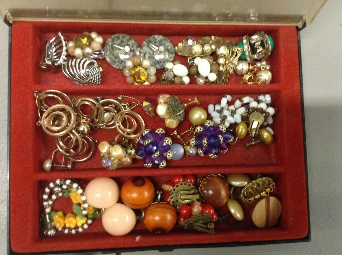 large amount of vintage costume jewelry and bake-a-lite (1 of 1)