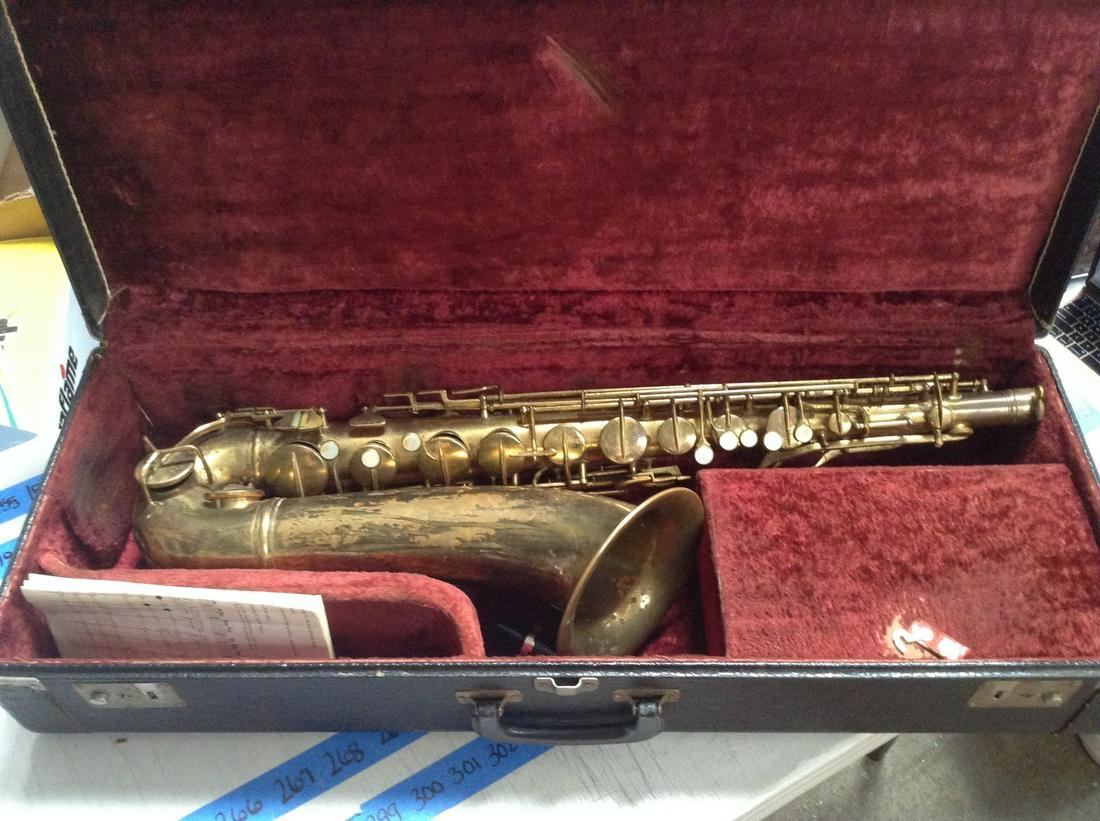 vintage saxophone 155898 and case (1 of 1)