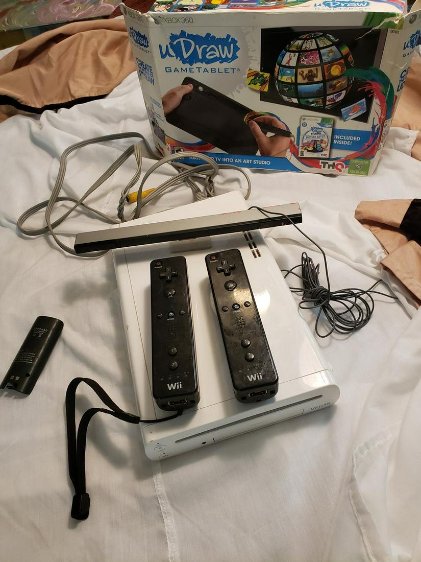 Wii U console, two controllers, sensor, Udraw (1 of 1)