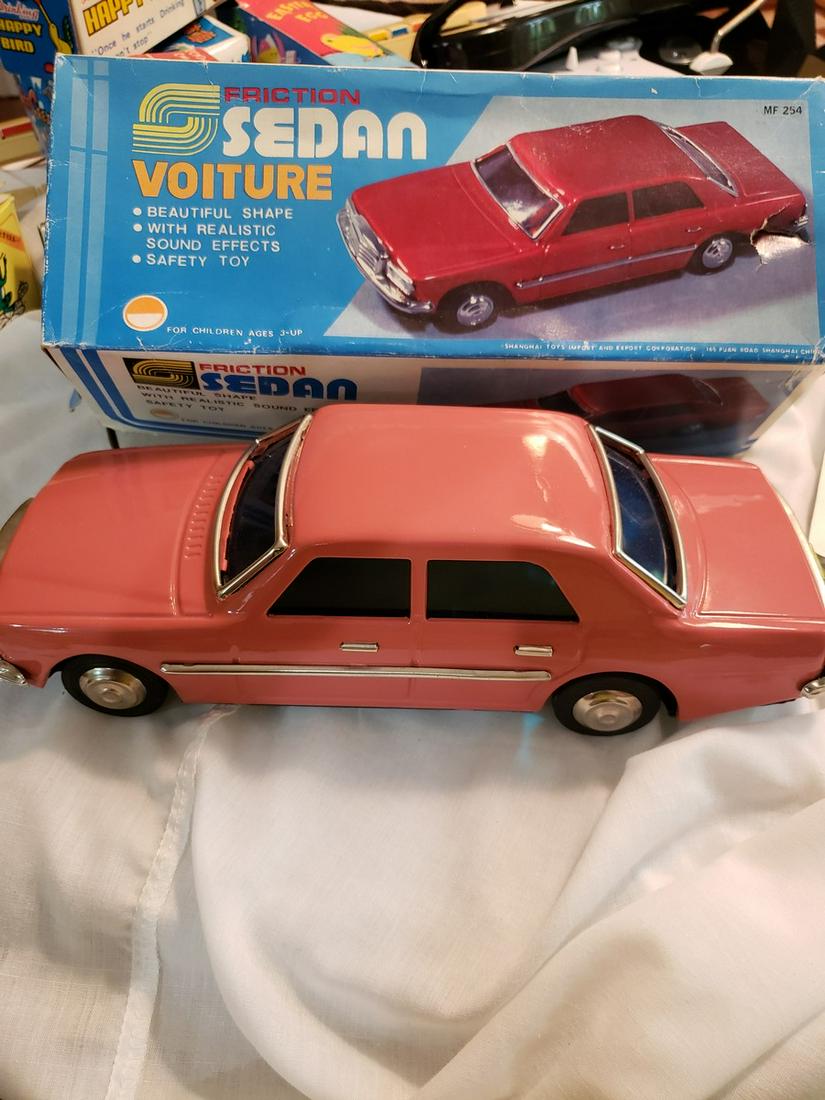 Friction sedan voiture model car (1 of 1)