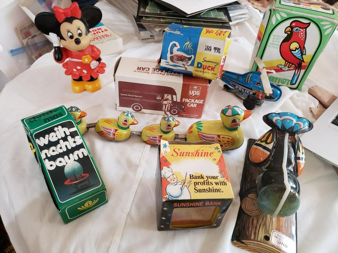 Lot of vintage tin toys and minnie mouse figure (1 of 1)