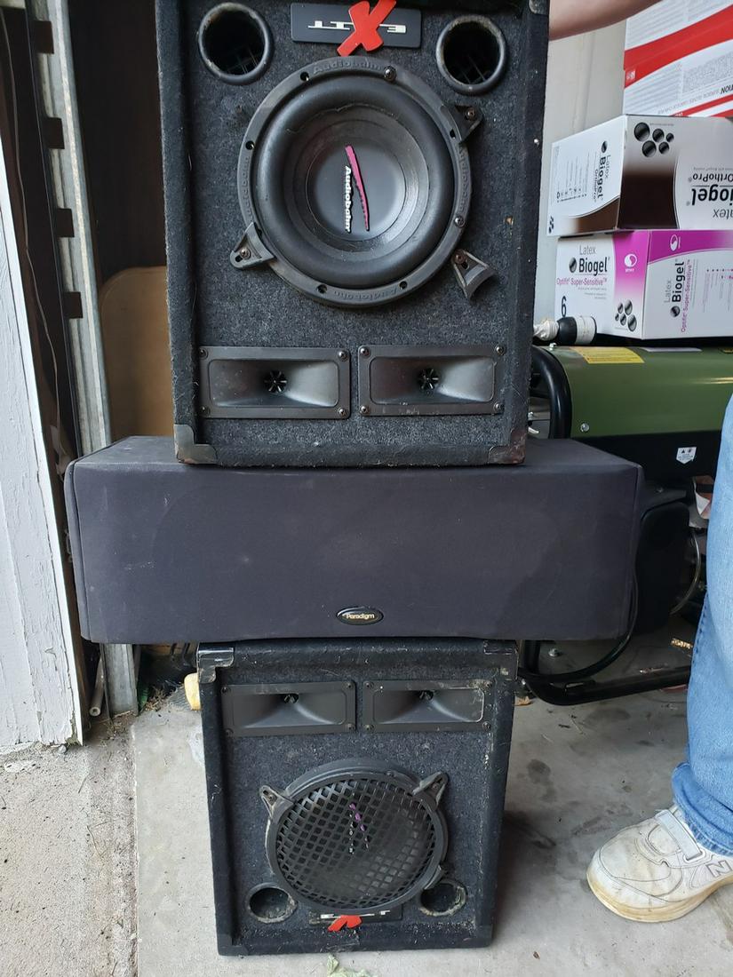 Lot of three speakers: Lot of three speakers