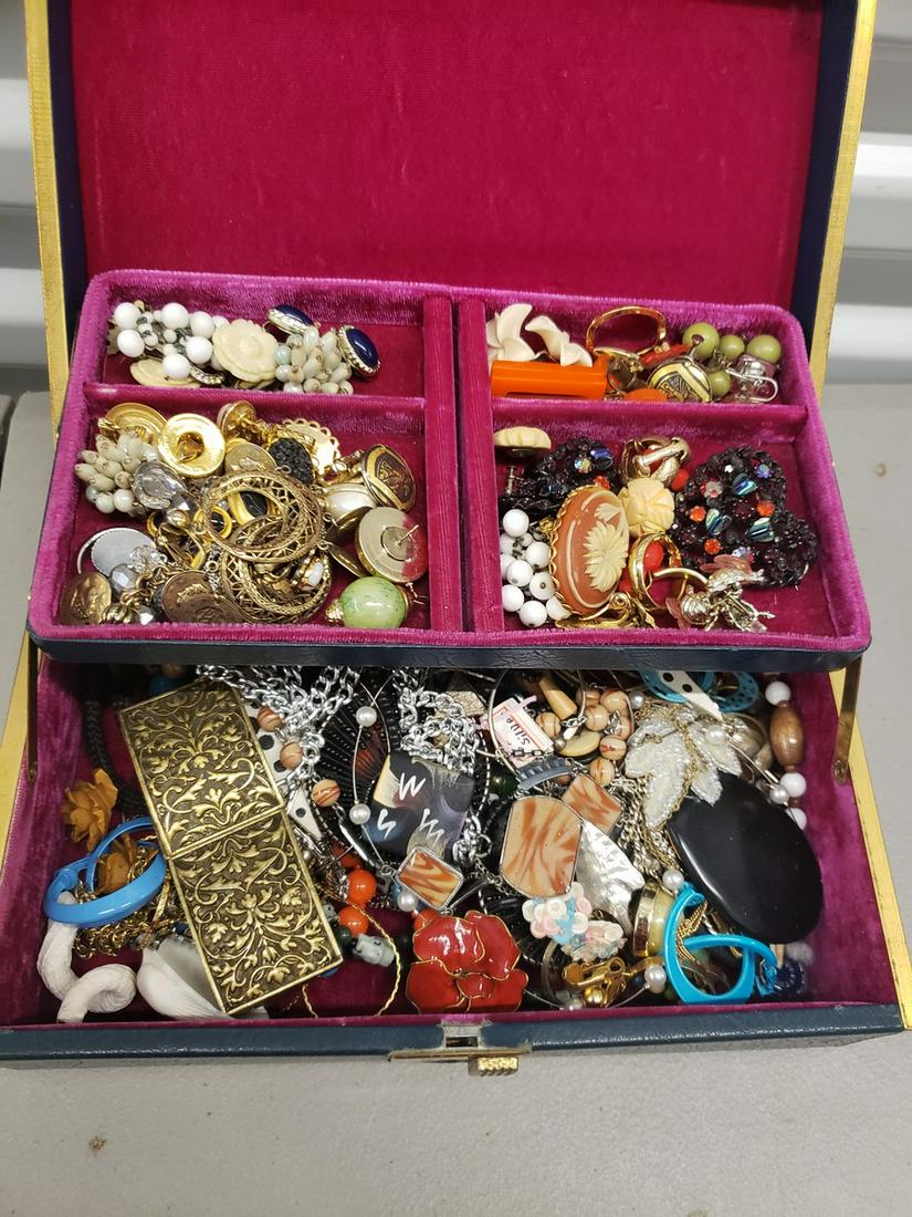 jewelry box full of jewelry: jewelry box full of jewelry