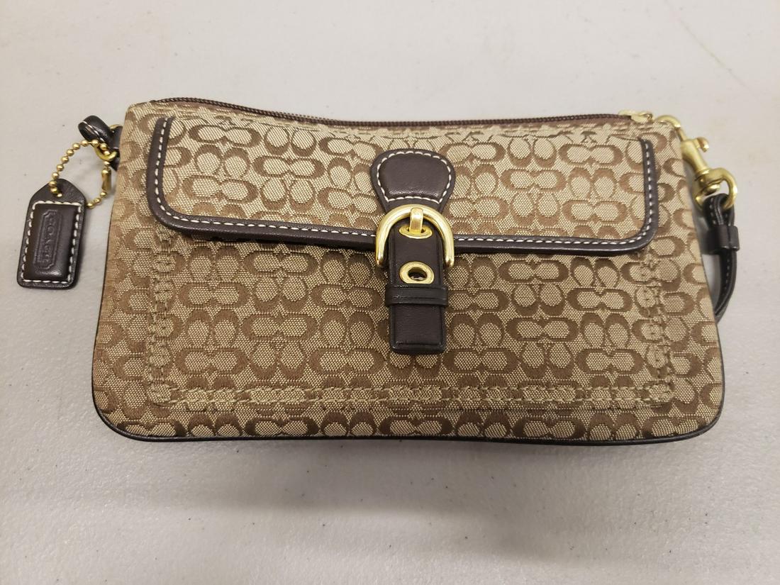 like new coach wristlet (1 of 1)