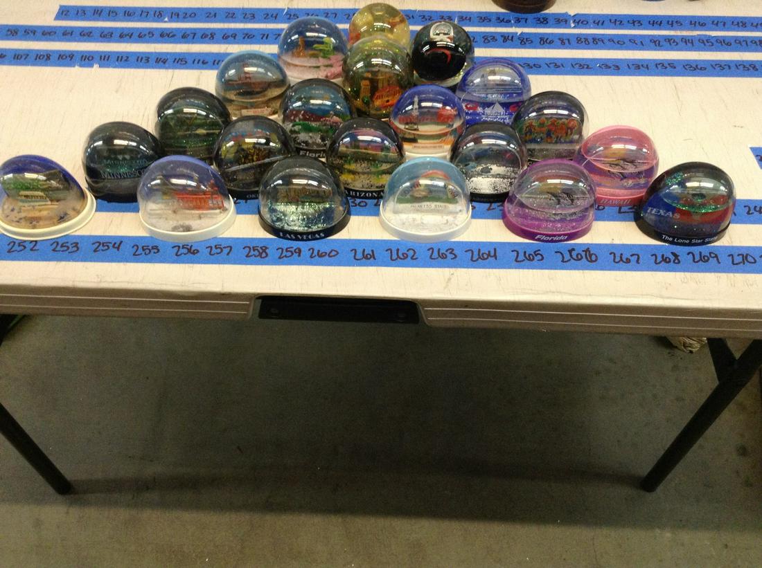 large amount of sottuneer snow globes: large amount of sottuneer snow globes