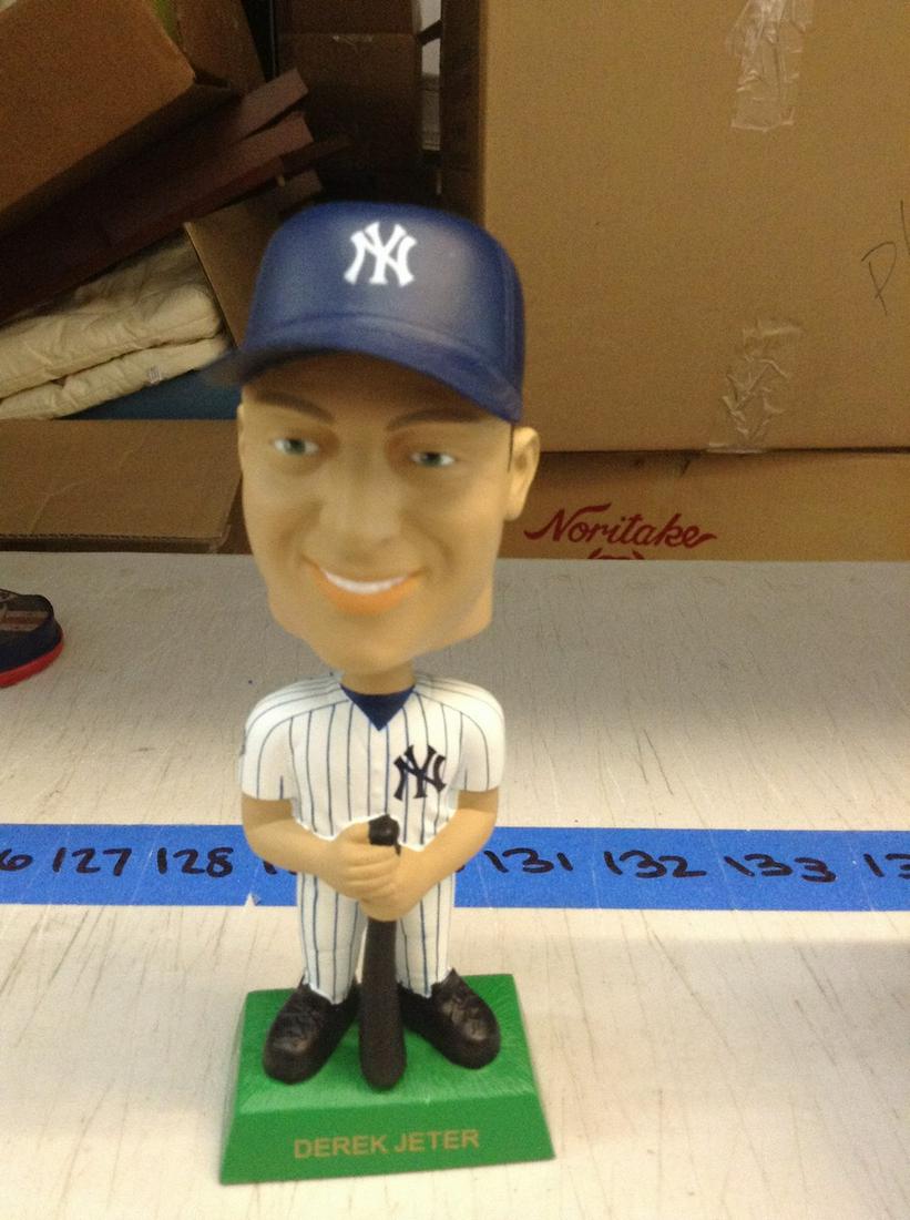 new york yankees derek jeter bobblehead: new york yankees derek jeter bobblehead