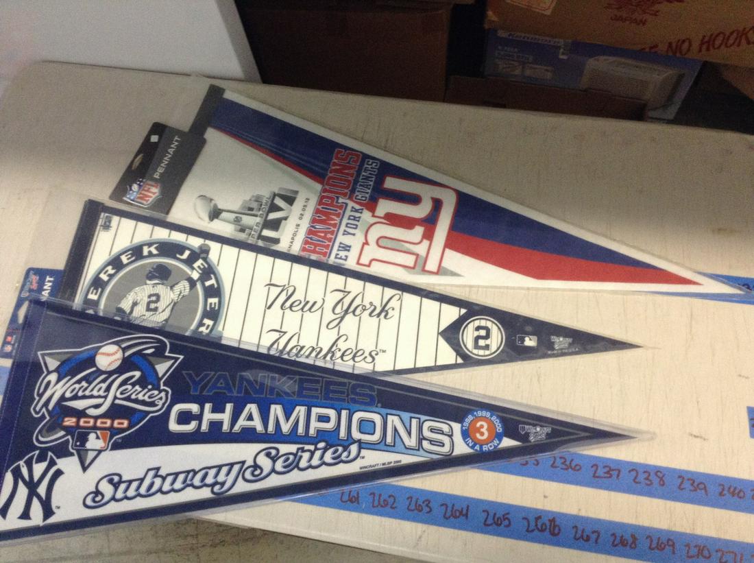 lot of three pendants, new york yankees and new york (1 of 1)