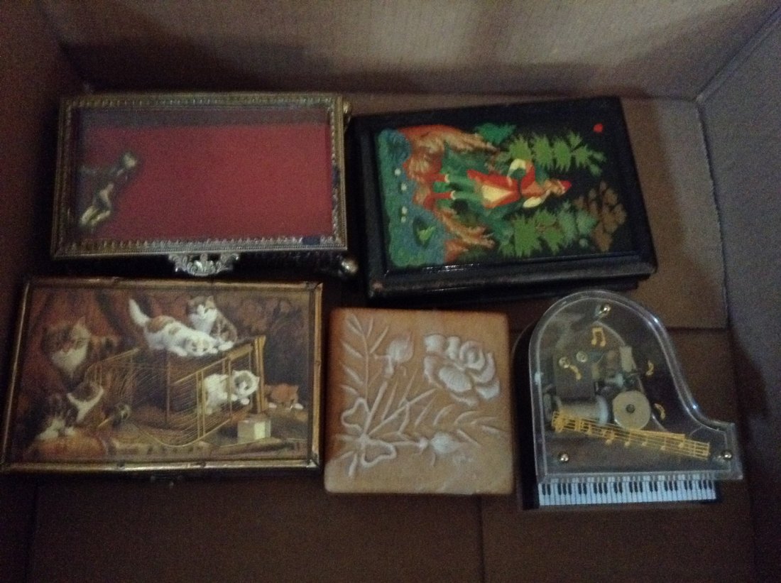 lot of vintage trinket boxes: lot of vintage trinket boxes