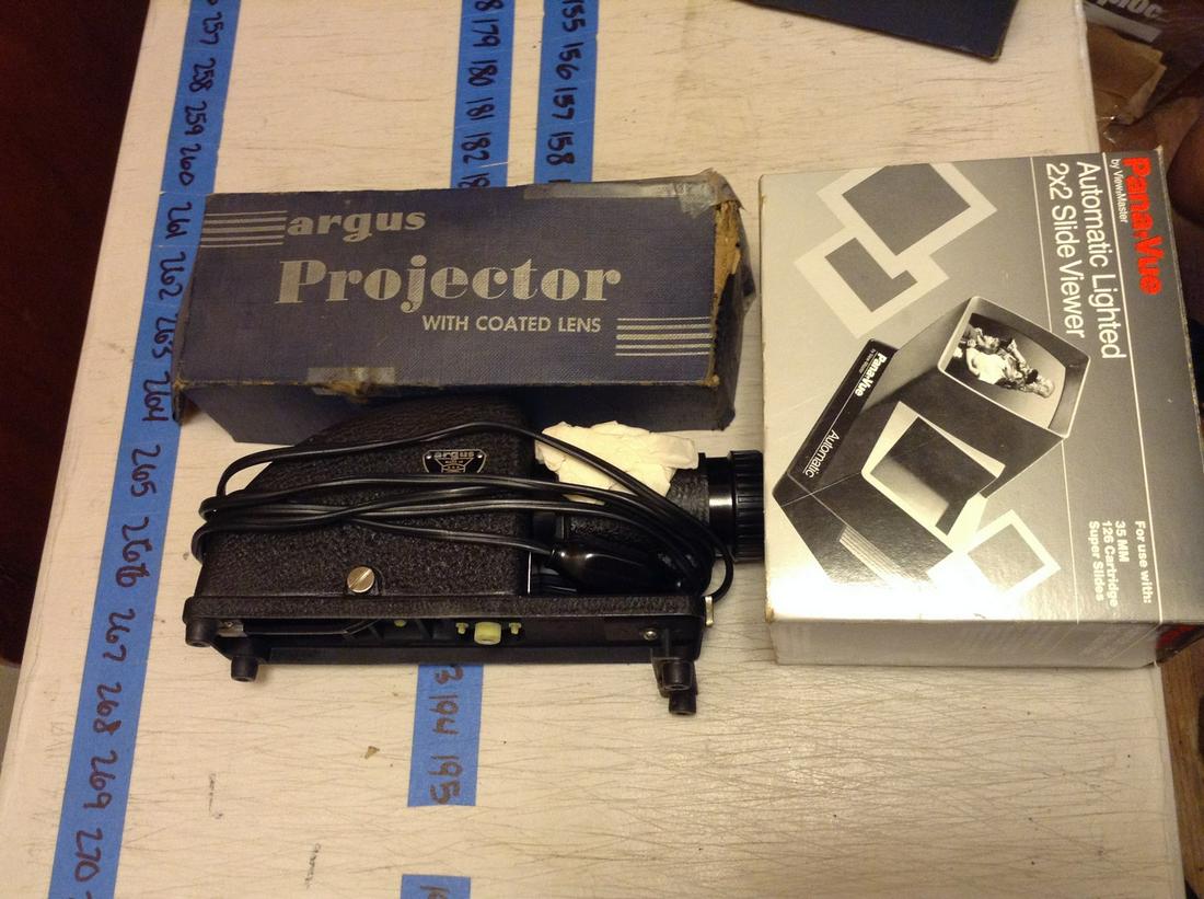 Automatic Lighted 2x2 Slide Viewer And Argus Projector (1 of 1)