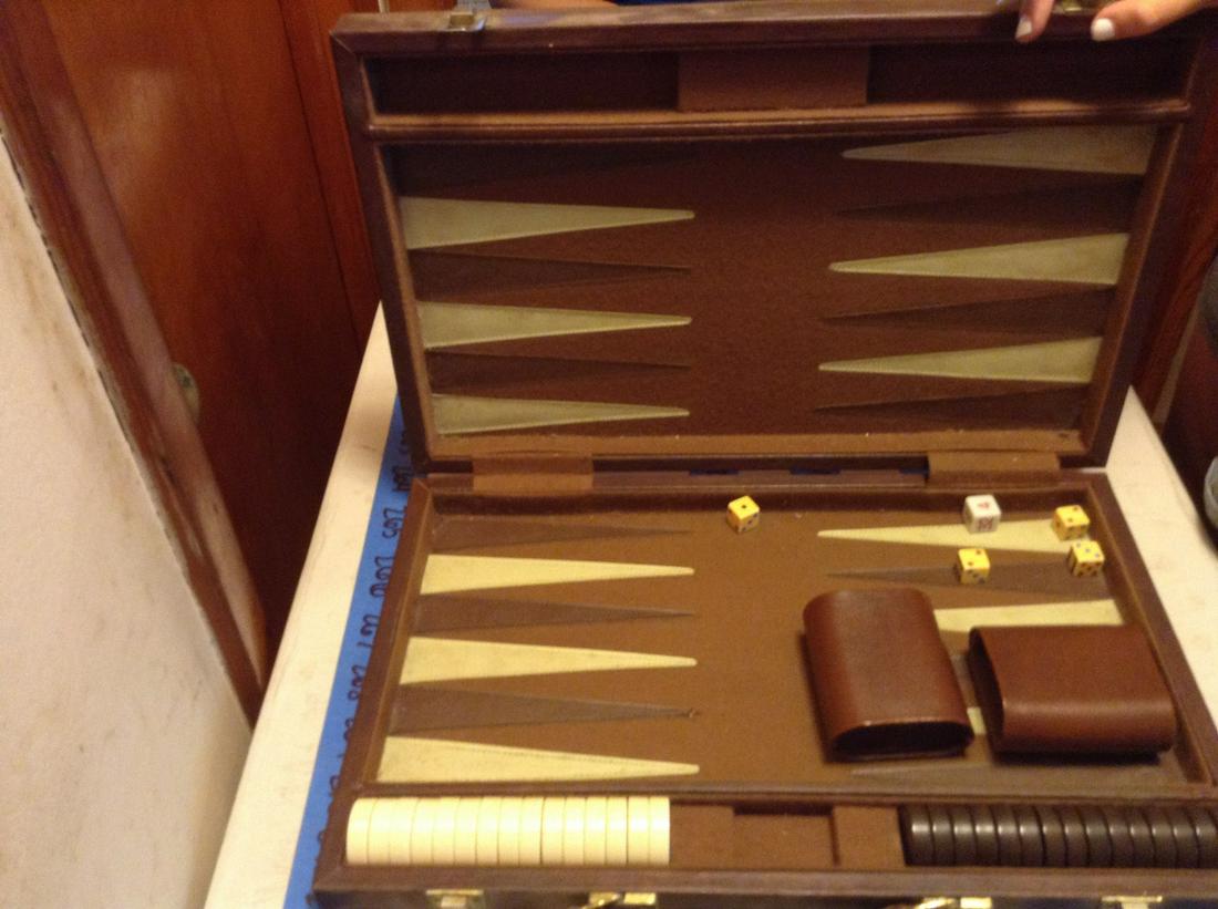 Backgammon Set Complete: Backgammon Set Complete