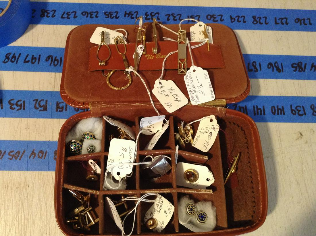 large amount of tie clasp and cufflinks: large amount of tie clasp and cufflinks