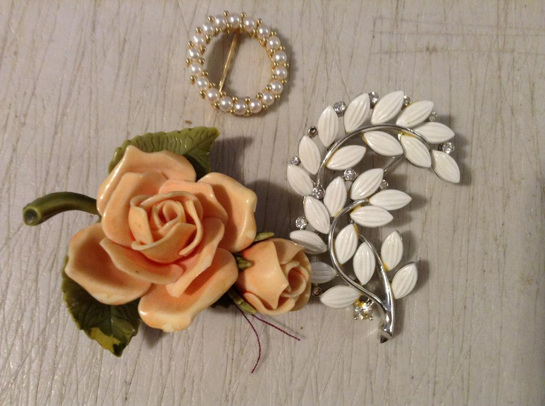 bakelite brooches and more: bakelite brooches and more