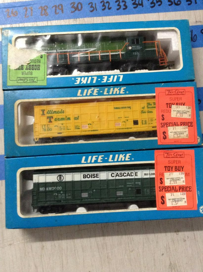 Lifelike Train Engine And Cars: Lifelike Train Engine And Cars