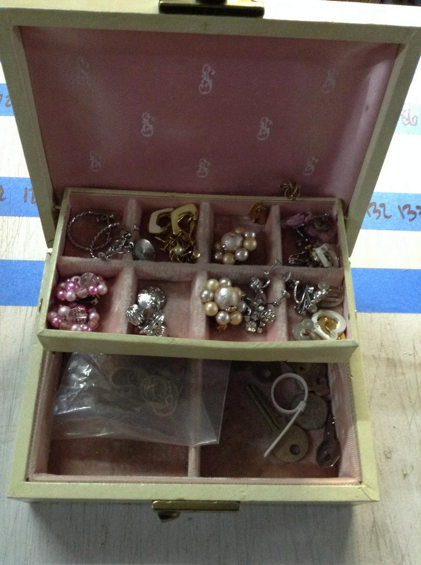 Vintage Jewelry Box With Jewelry: Vintage Jewelry Box With Jewelry