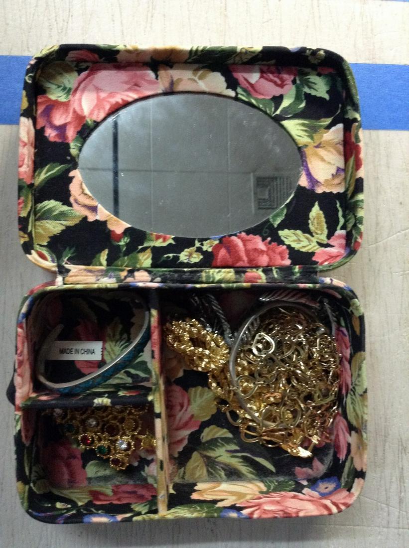 Vintage Jewelry Box With Jewelry: Vintage Jewelry Box With Jewelry