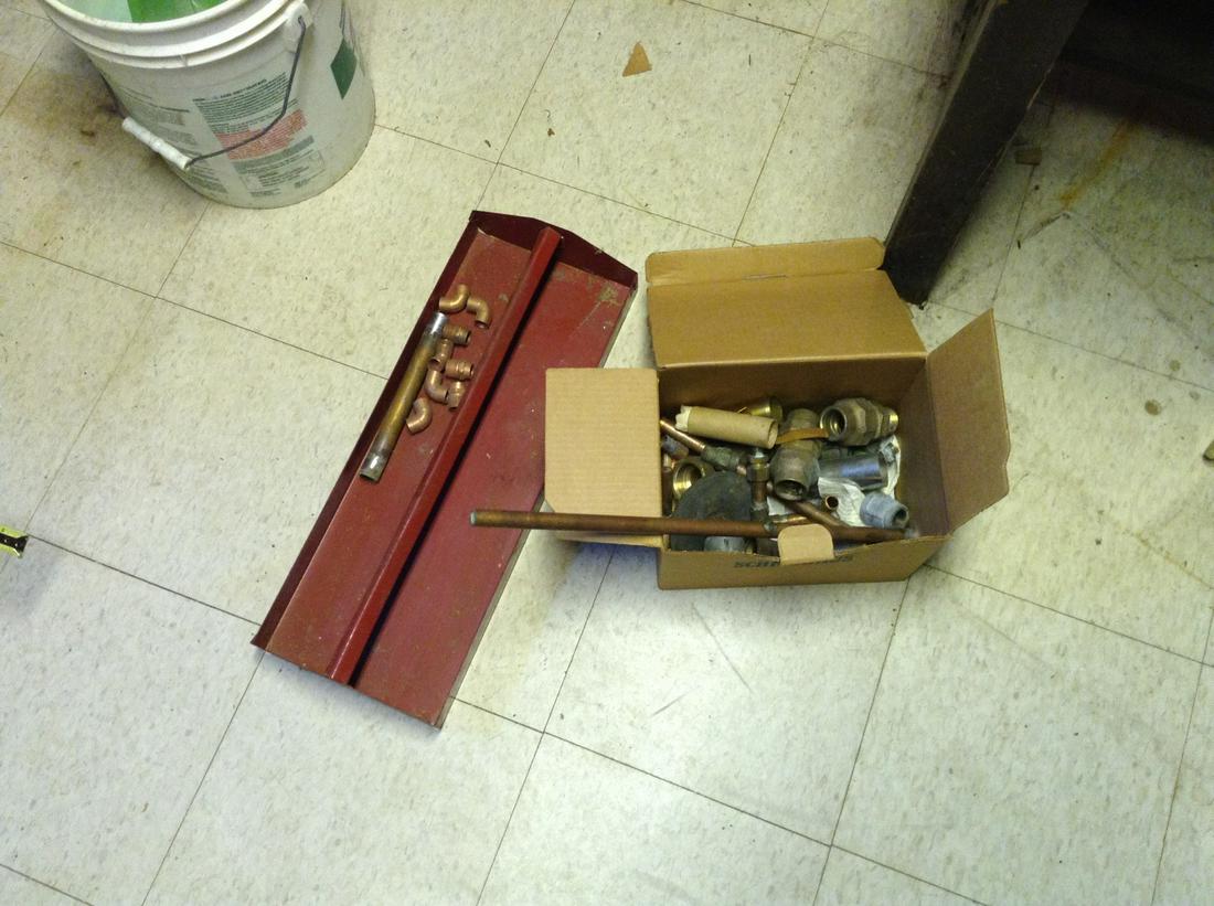 large amount of brass and copper fittings: large amount of brass and copper fittings