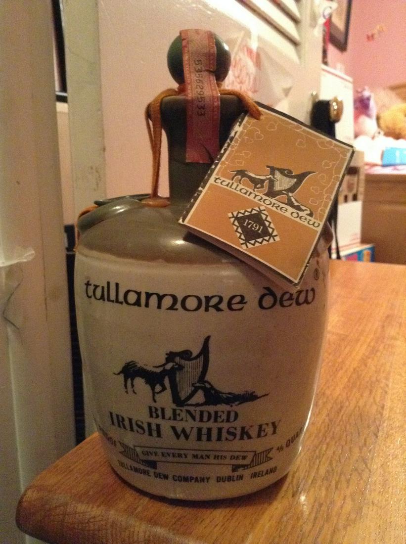 1950s tullamore dew blended irish whiskey 4/5 quart (1 of 1)