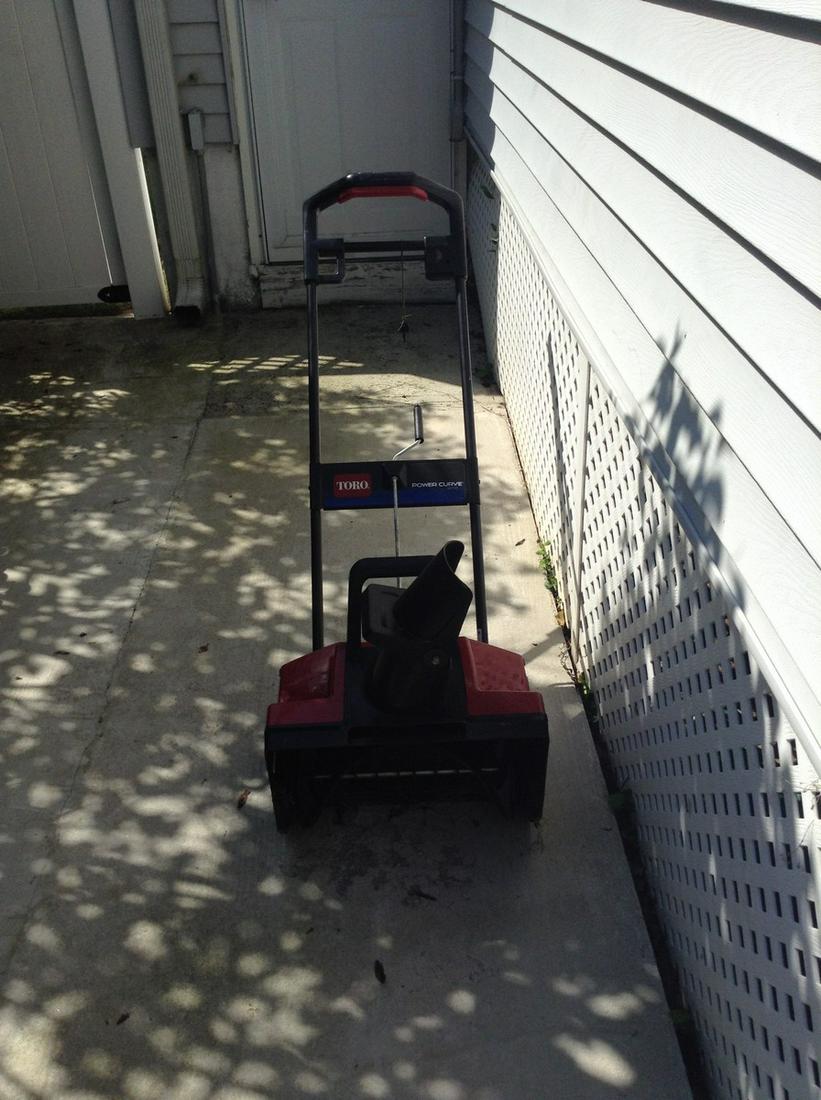 toro electric snow blower (1 of 1)