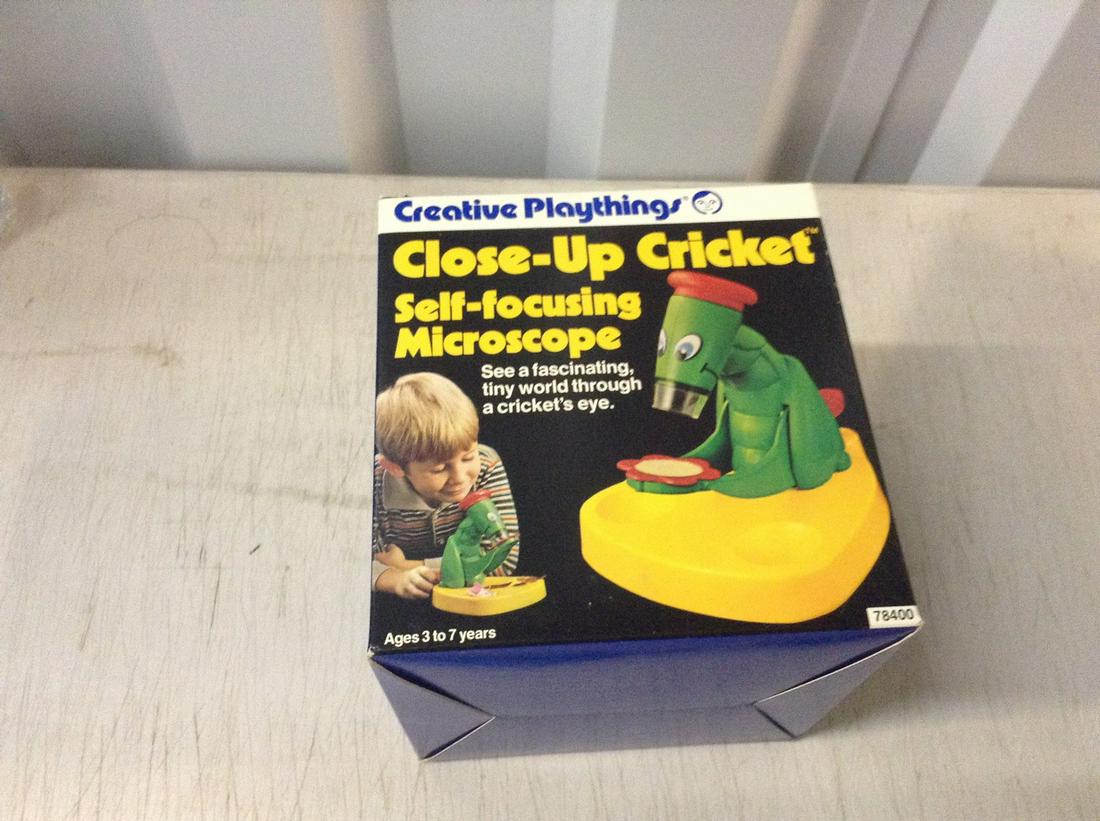 close up cricket, self- foucing microphone: close up cricket, self- foucing microphone