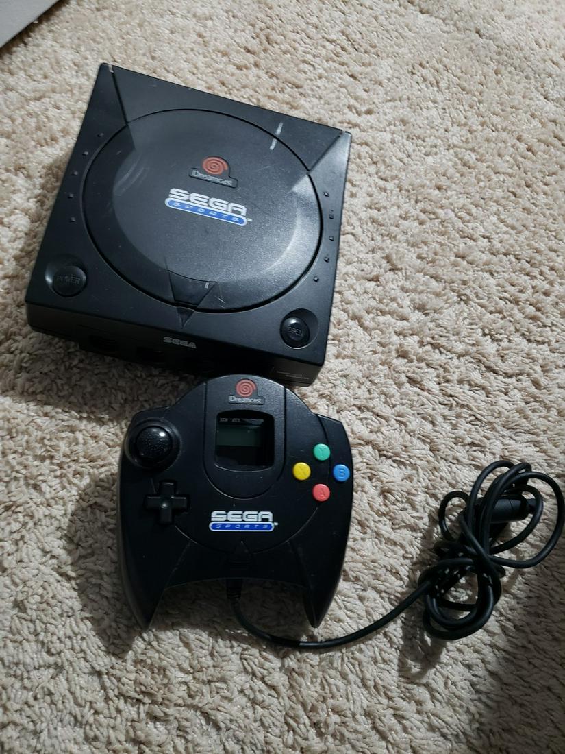 Sega Dreamcast w/games and controllers (1 of 1)