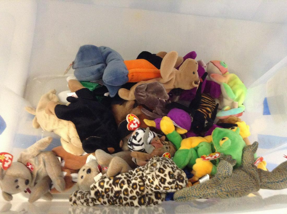 Large Tub Of Beanie Babies: Large Tub Of Beanie Babies