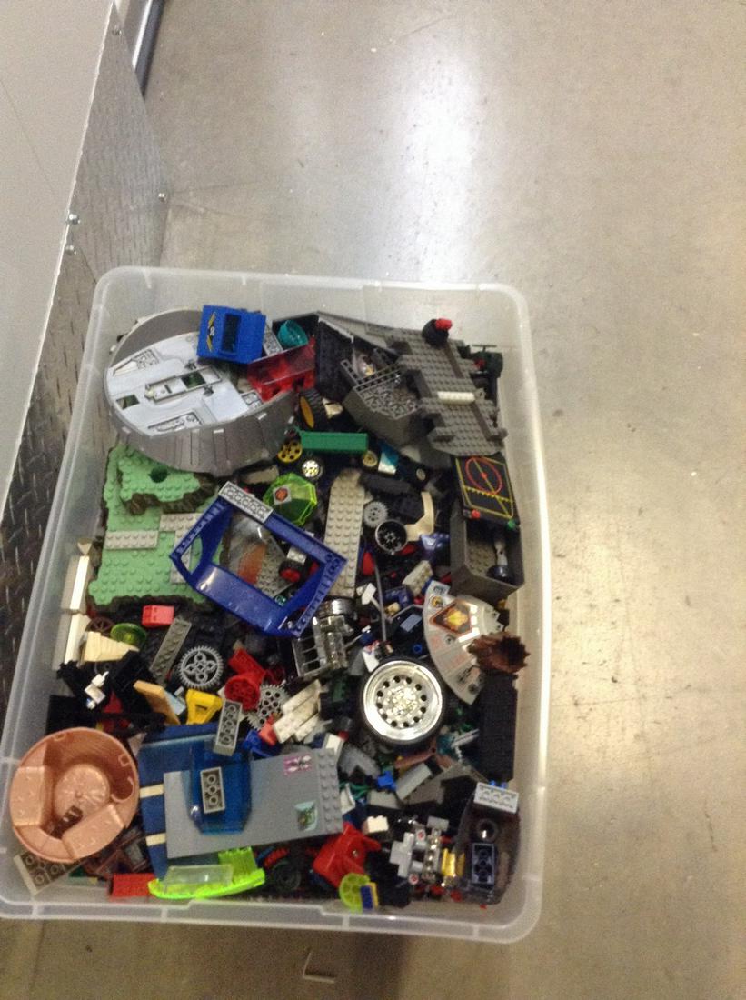 Huge Bucket Of Legos: Huge Bucket Of Legos