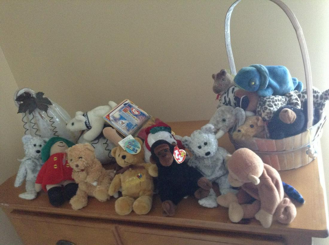 large amount of beanie babies: large amount of beanie babies