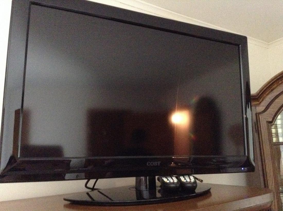 coby 32" tv with remote control (1 of 1)