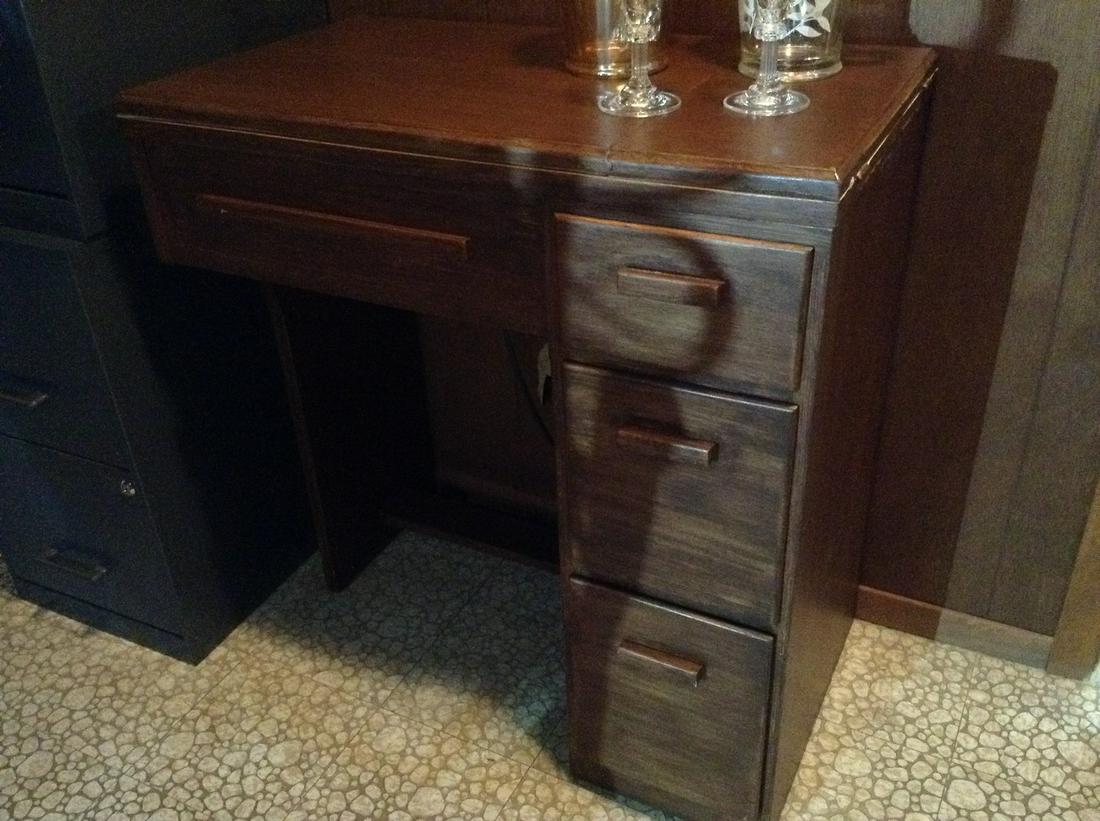 singer sewing machine with cabinet (1 of 1)