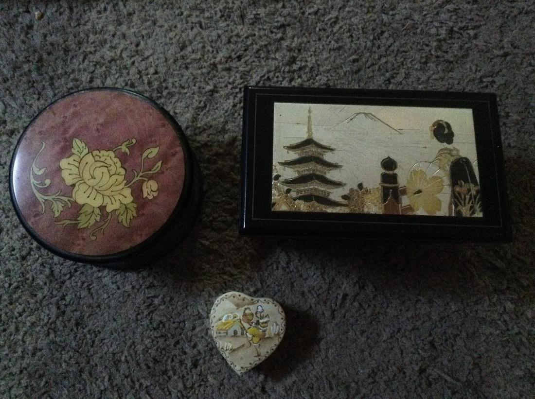 lot of vintage trinket boxes: lot of vintage trinket boxes