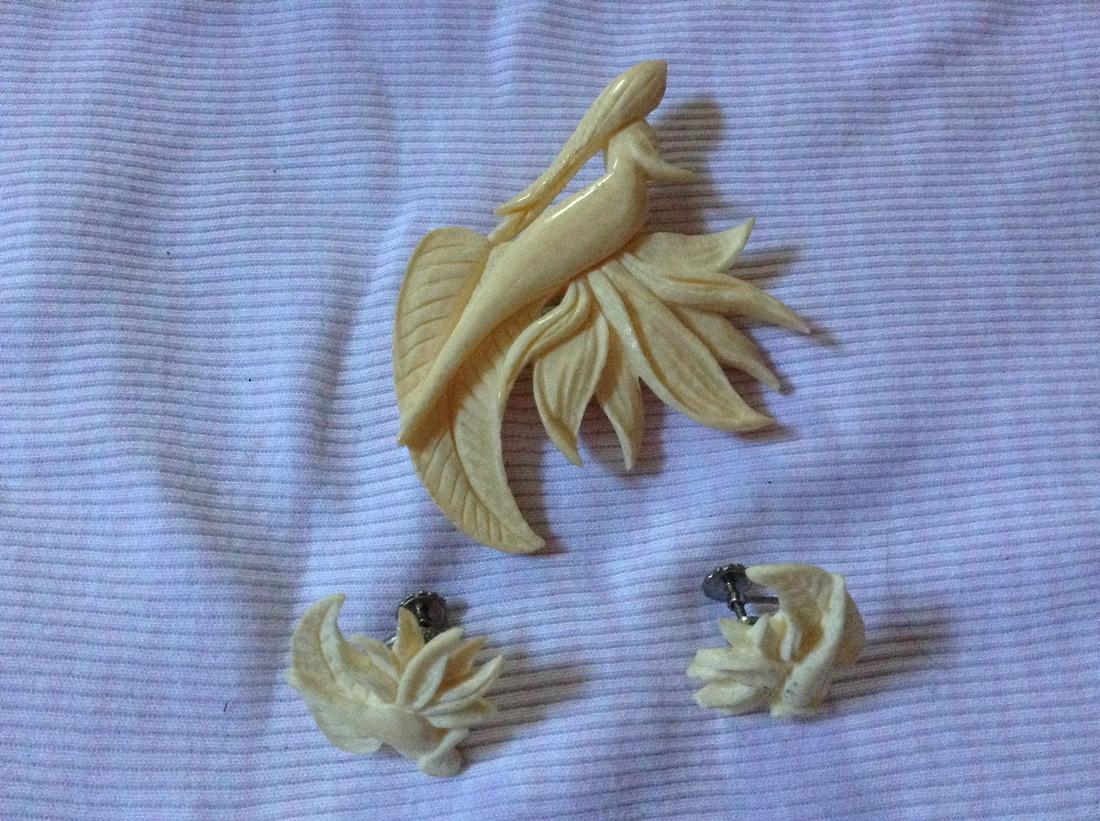 bakelite pin and earrings: bakelite pin and earrings
