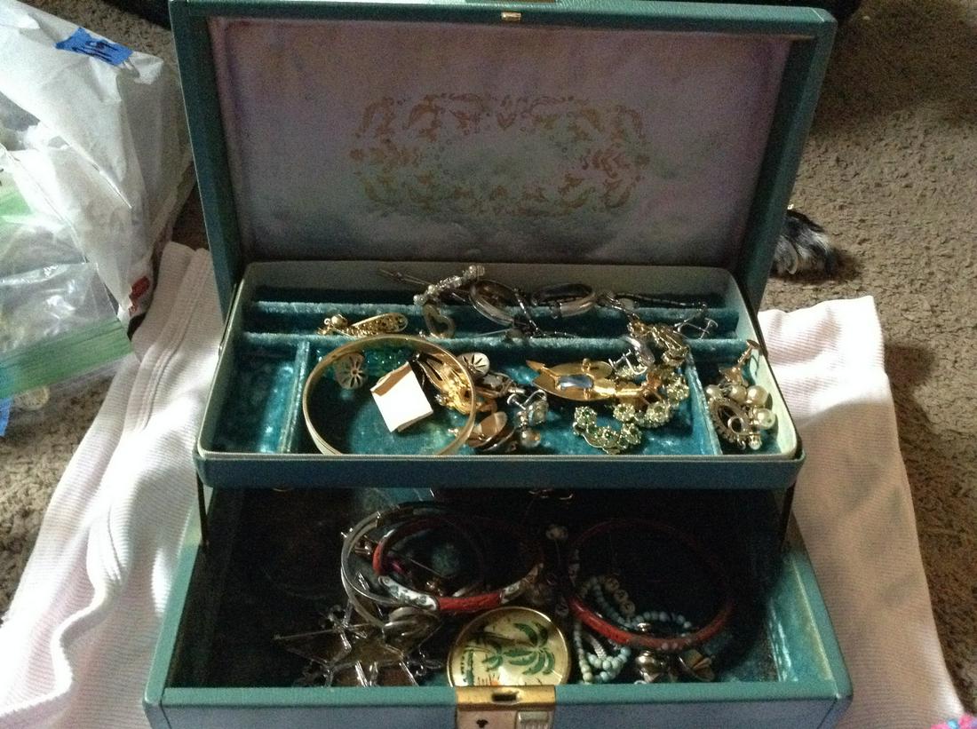 vintage jewelry box full of jewelry: vintage jewelry box full of jewelry
