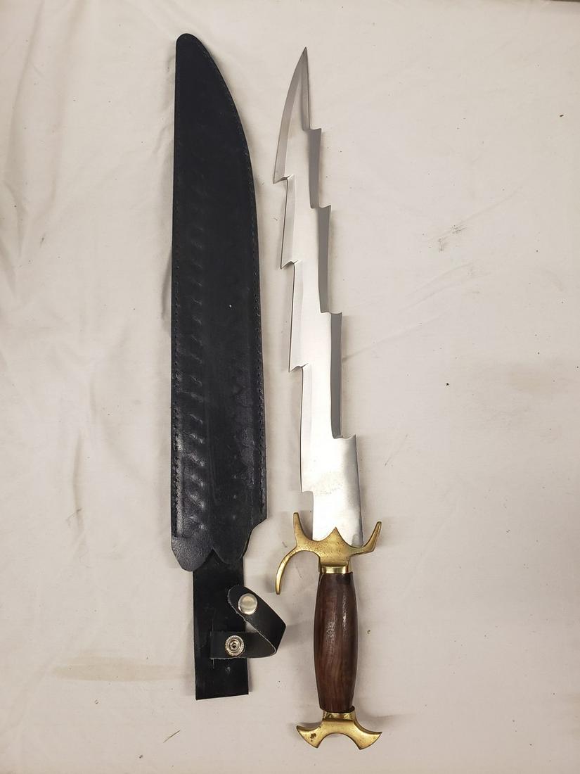 Large jagged knife with case: Large jagged knife with case