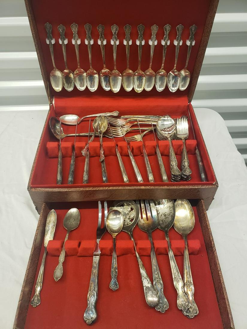 Box of vintage silverplated WM Rodgers silverware: Box of vintage silverplated WM Rodgers silverware
