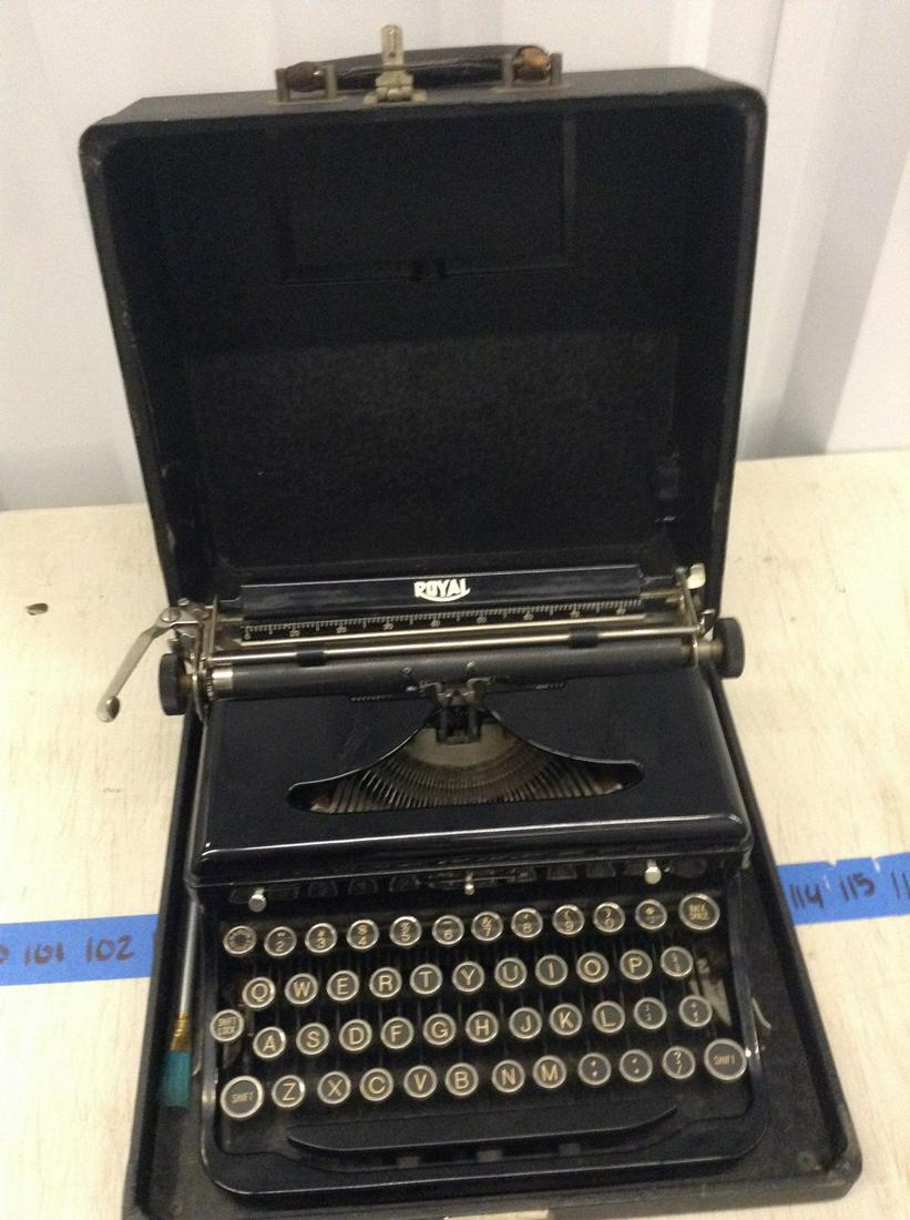 vintage royal typewriter: vintage royal typewriter
