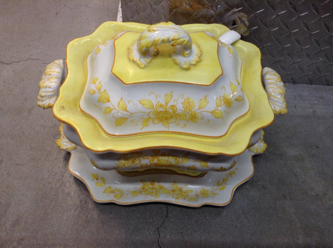 Vintage Soup Tureens With Ladle: Vintage Soup Tureens With Ladle
