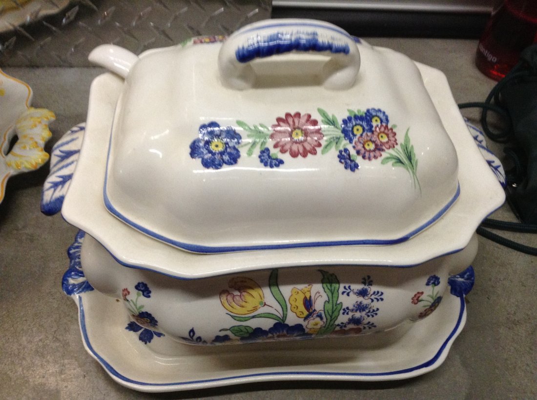 Vintage Soup Tureens With Ladle: Vintage Soup Tureens With Ladle