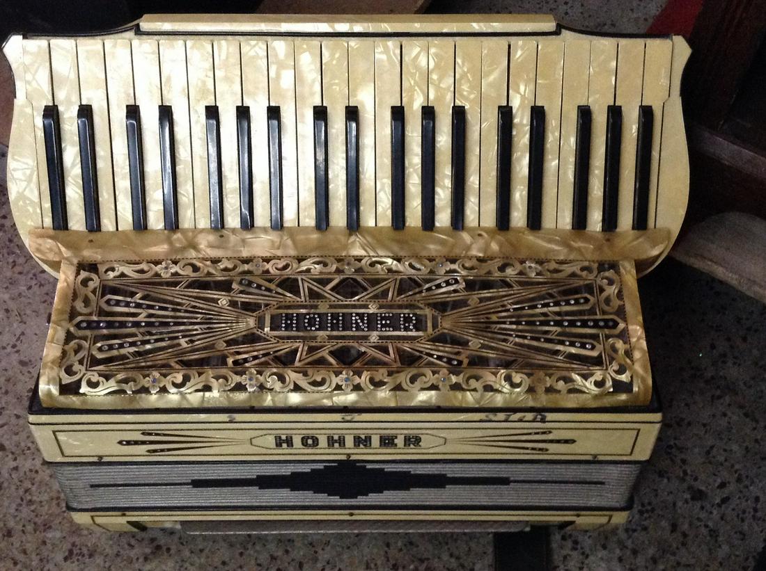 vintage hohner accordion (1 of 1)