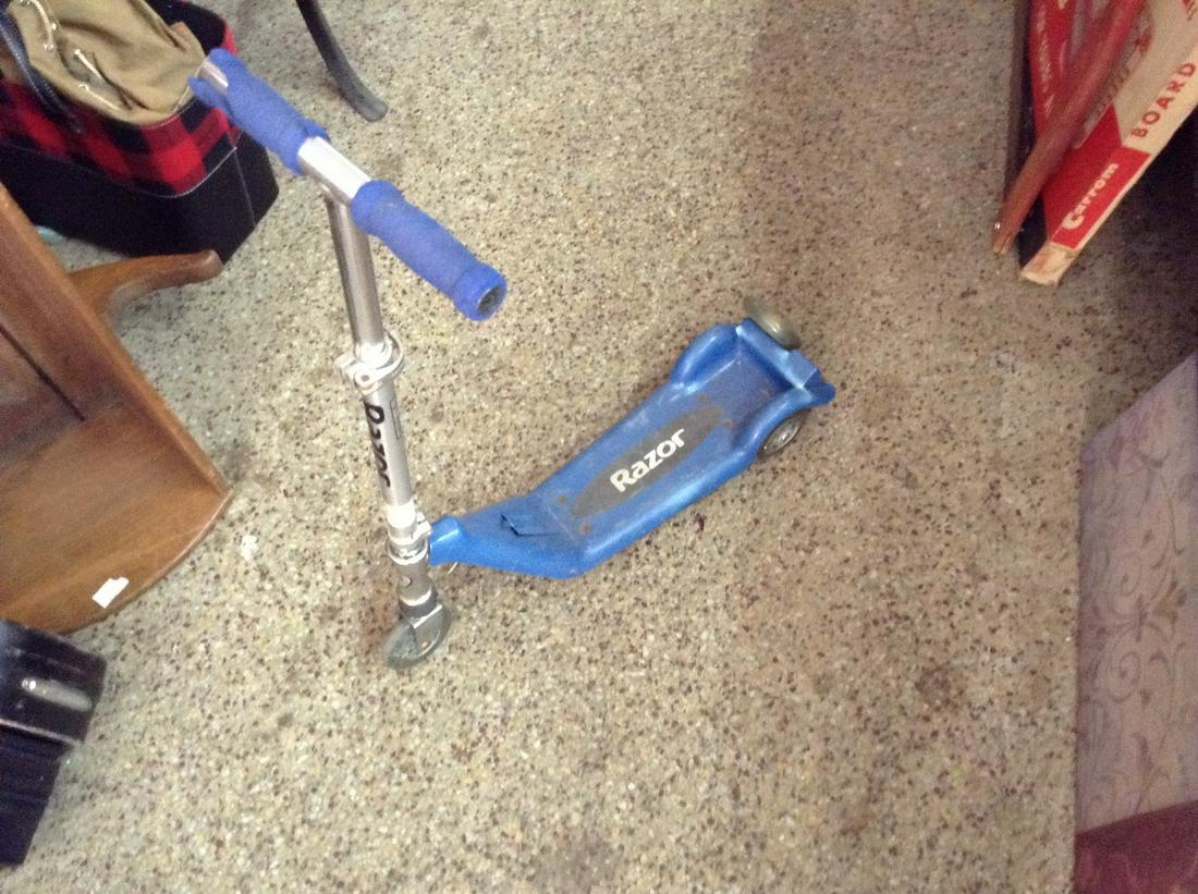 razor scooter (1 of 1)