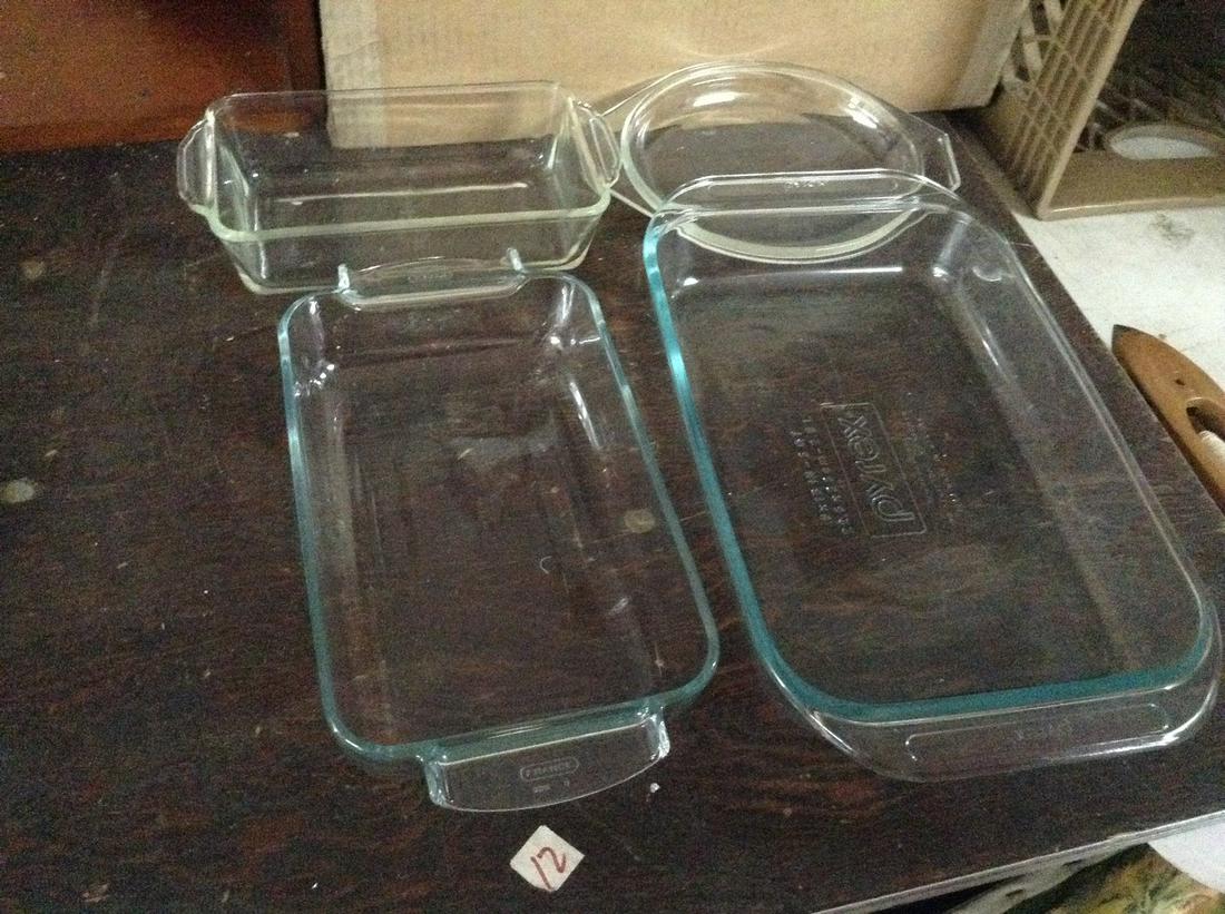 lot of pyrex and glass baking dishes: lot of pyrex and glass baking dishes