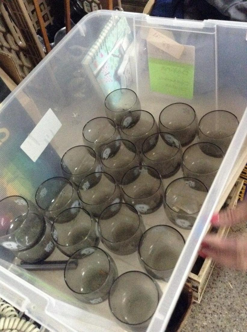 box full of new york giants nfl glasses: box full of new york giants nfl glasses