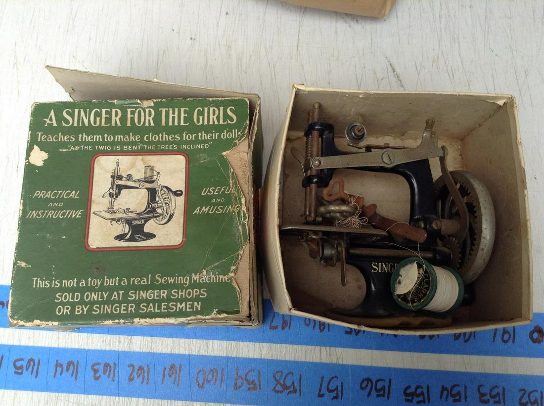 Girls Singer Sewing Machine With Box (1 of 1)