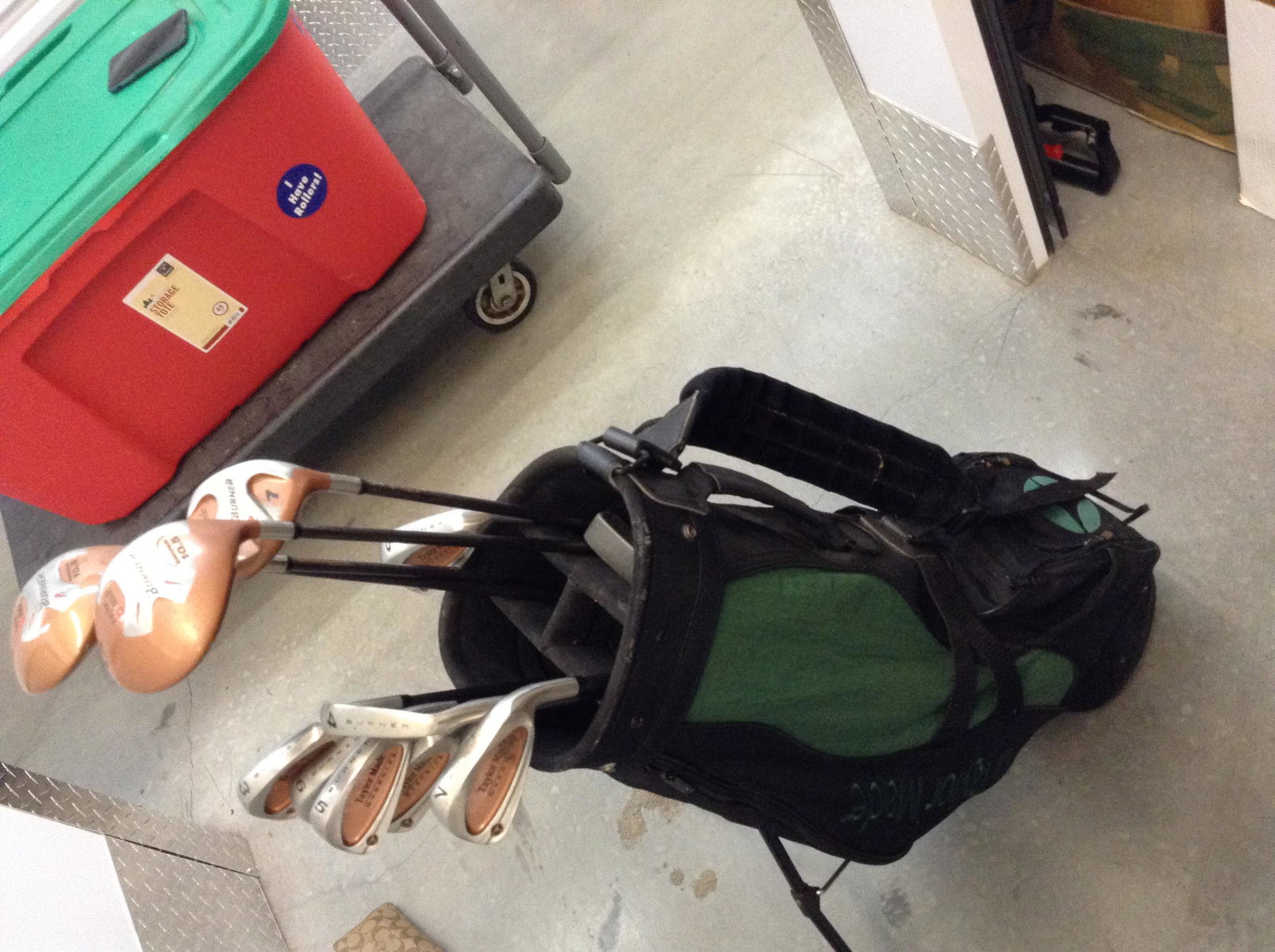 Lot of Taylor Made golf clubs and bag: Lot of Taylor Made golf clubs and bag